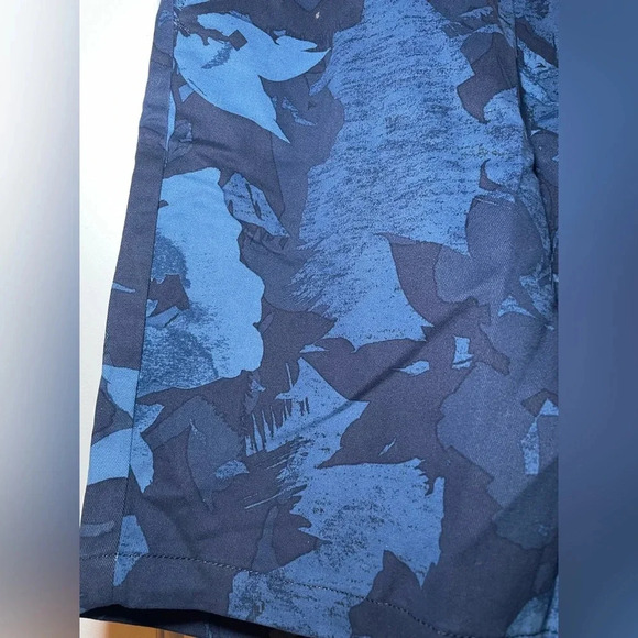 Men’s Calvin Klein Maritime Blue Abstract Bermuda Shorts Sz 32 NEW Soft Stretch - Picture 2 of 12